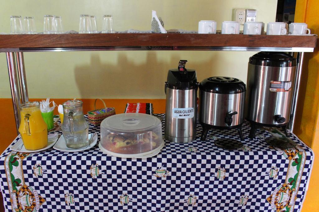 Residencial Noelia Hostel プエルト・イグアス エクステリア 写真