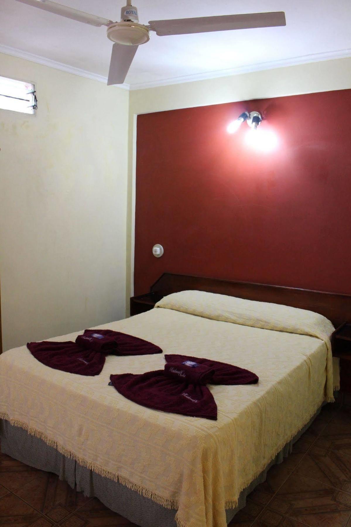 Residencial Noelia Hostel プエルト・イグアス エクステリア 写真