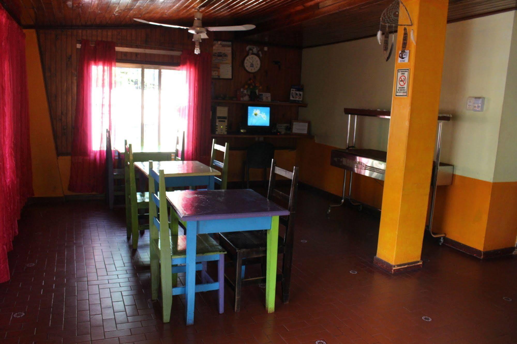 Residencial Noelia Hostel プエルト・イグアス エクステリア 写真