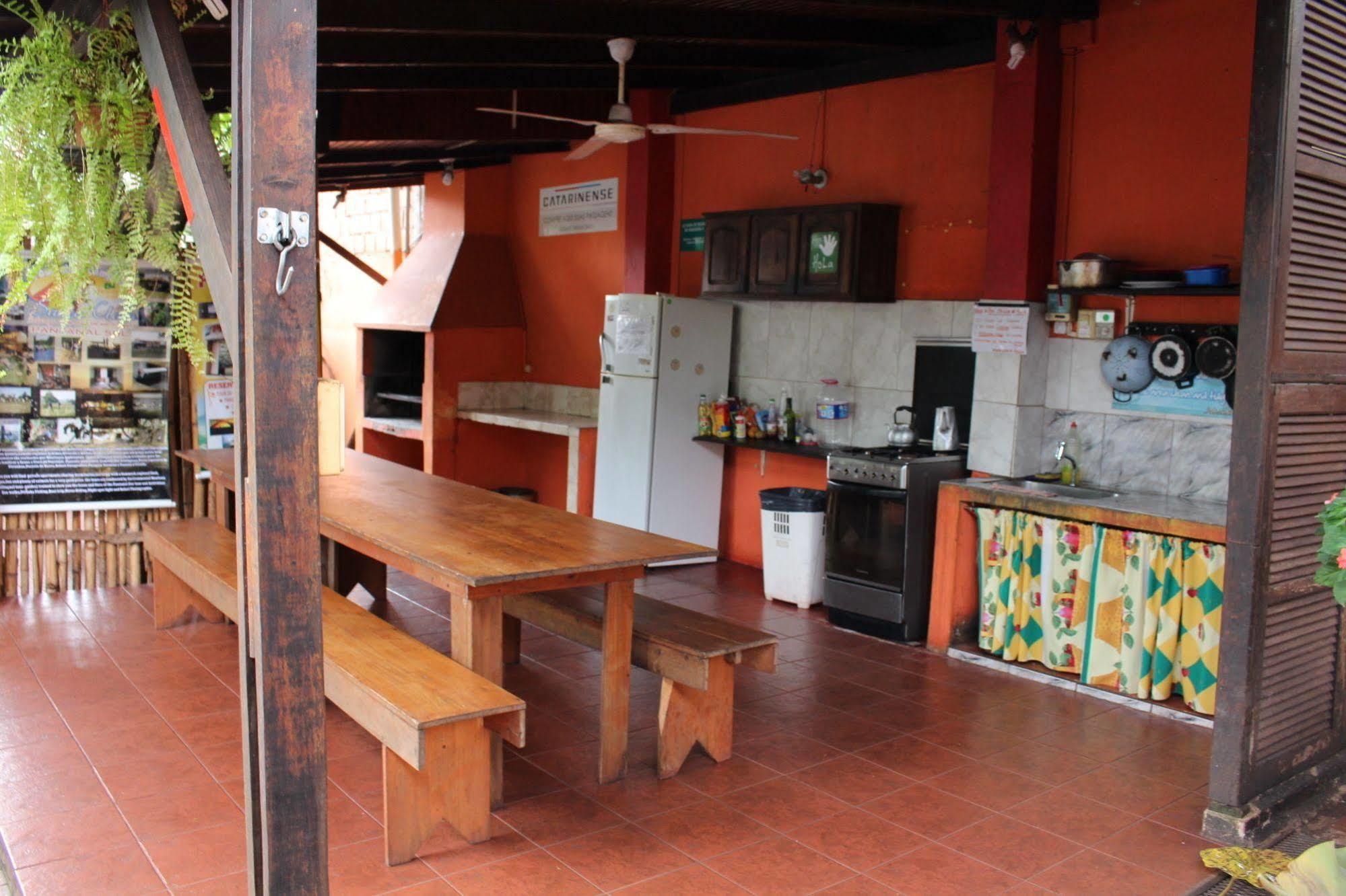 Residencial Noelia Hostel プエルト・イグアス エクステリア 写真