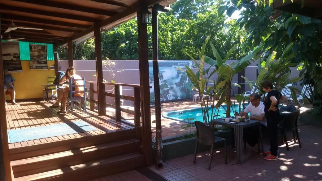 Residencial Noelia Hostel プエルト・イグアス エクステリア 写真